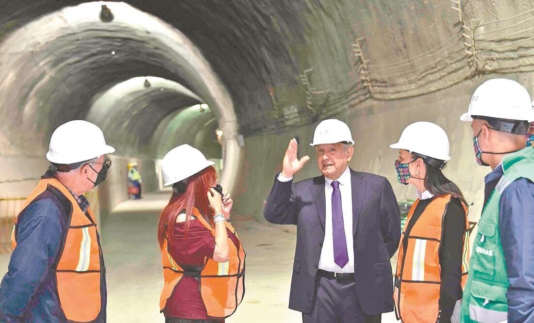 López Obrador; la jefa de Gobierno, Claudia Sheinbaum (der.), y la edil Layda Sensores (izq). Foto: CARLOS MEJÍA. EL UNIVERSAL