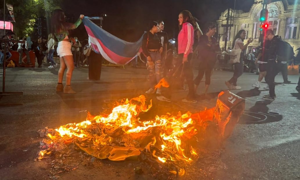 En 2025, el gobierno federal acordó con la comunidad otorgar inmuebles, pero al no cumplir el trato, el colectivo cerró Eje Central. Foto: Juan Carlos Williams/ EL UNIVERSAL