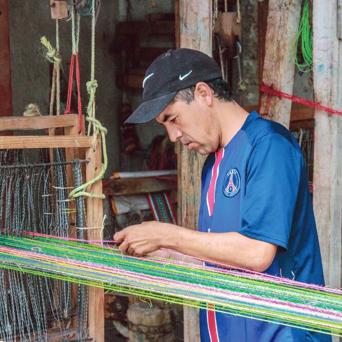 En el taller de los Armendáriz más de 12 artesanos aún cultivan el arte manual de peinado, tejido, coloración y costura de las fibras vegetales de maguey. (MARTHA ALICIA BLANCO.)