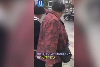 Instalan en China semáforos que mojan a peatones imprudentes