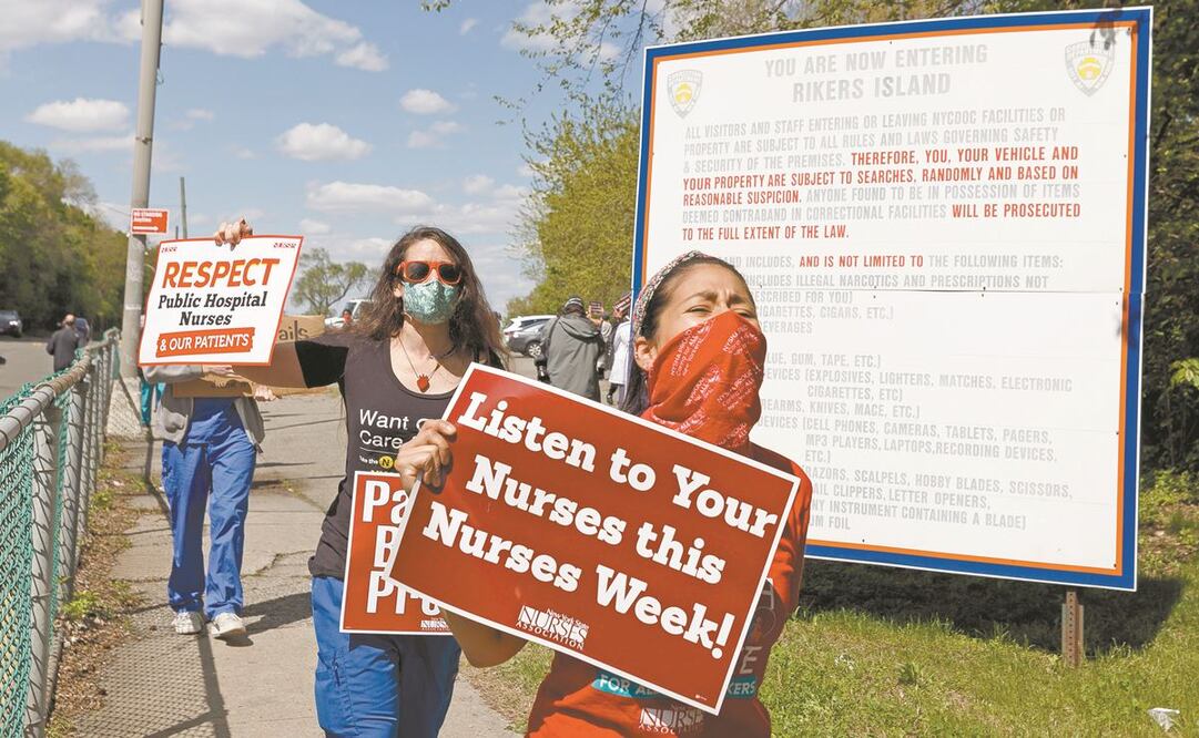 Enfermeras protestan contra las condiciones del personal sanitario y de los pacientes con coronavirus en la prisión en Queens, Nueva York. Foto: JUSTIN LANE. EFE