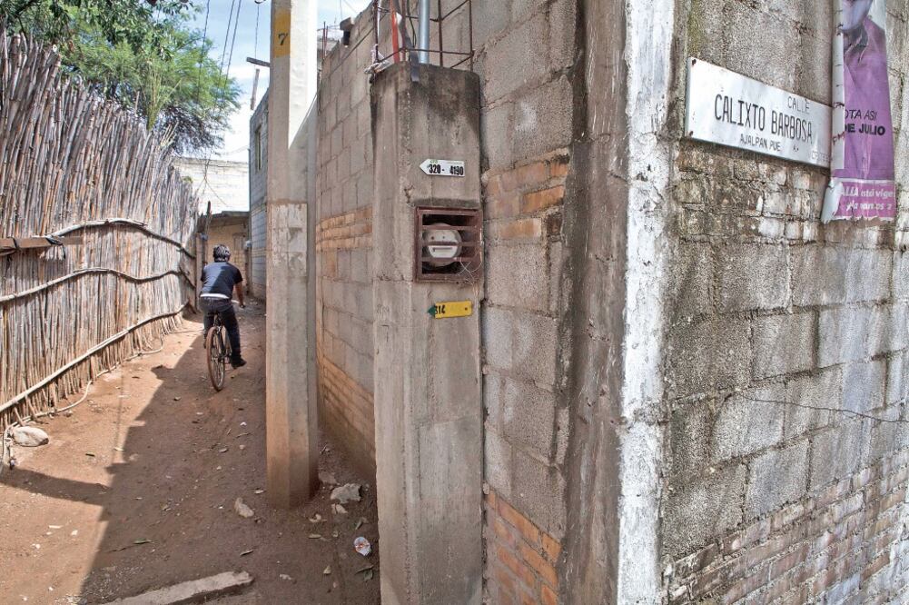 En el callejón Calixto Barbosa empezó el suplicio de los hermanos Rey David y Abraham; hoy, quienes transitan por ahí se niegan a hablar sobre la tragedia del pasado lunes; algunos aceptan dialogar, pero sin revelar sus nombres (CRISTOPHER ROGEL BLANQUET)