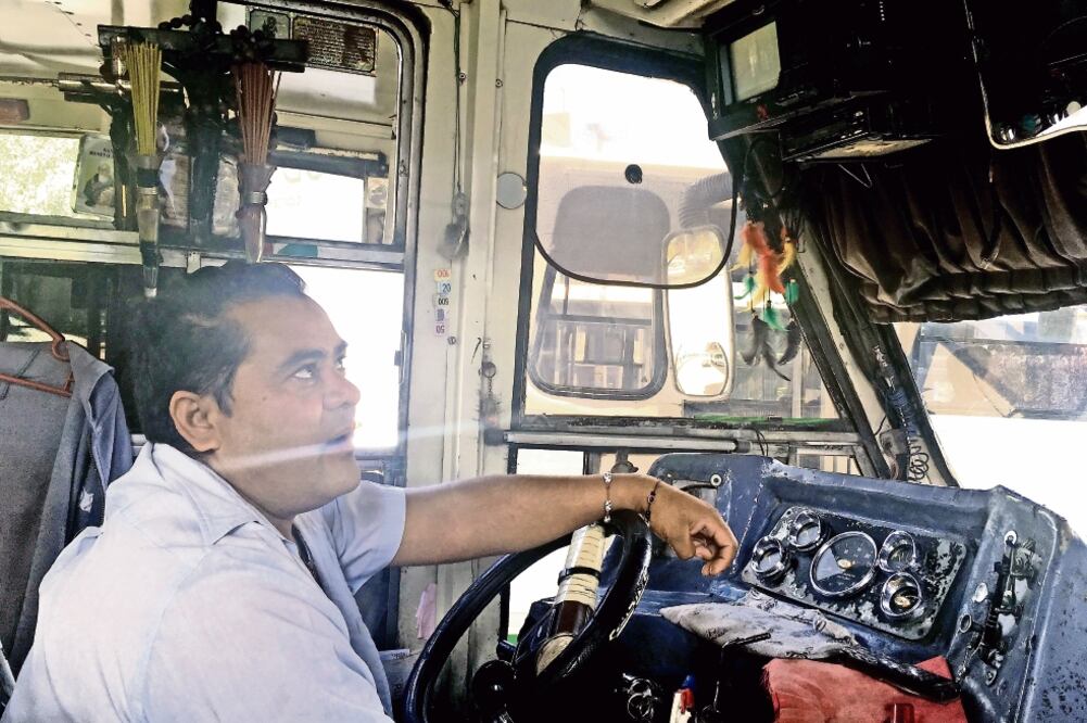 Desde muy temprano, los choferes de las distintas unidades hacen lo posible para mejorar sus unidades; el aromatizante molesta la nariz de los usuarios que viajan en un transporte lleno de carencias (DIANA DELGADO. EL UNIVERSAL)