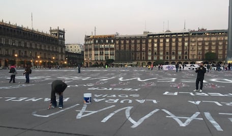 Activistas piden fin a la violencia contra las mujeres y niñas frente a Palacio Nacional