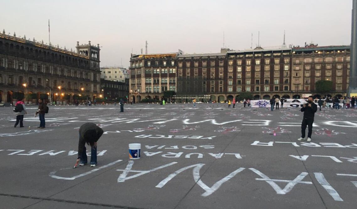 Con motivo del Día Internacional de la Eliminación de la Violencia contra la Mujer, mujeres militantes y simpatizantes del PRD se manifestaron esta mañana frente a Palacio Nacional. Foto: especial