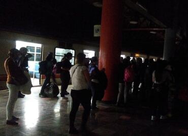 ¿Viaje romántico? Reportan corte de energía eléctrica en la Línea A, usuarios viajan a oscuras