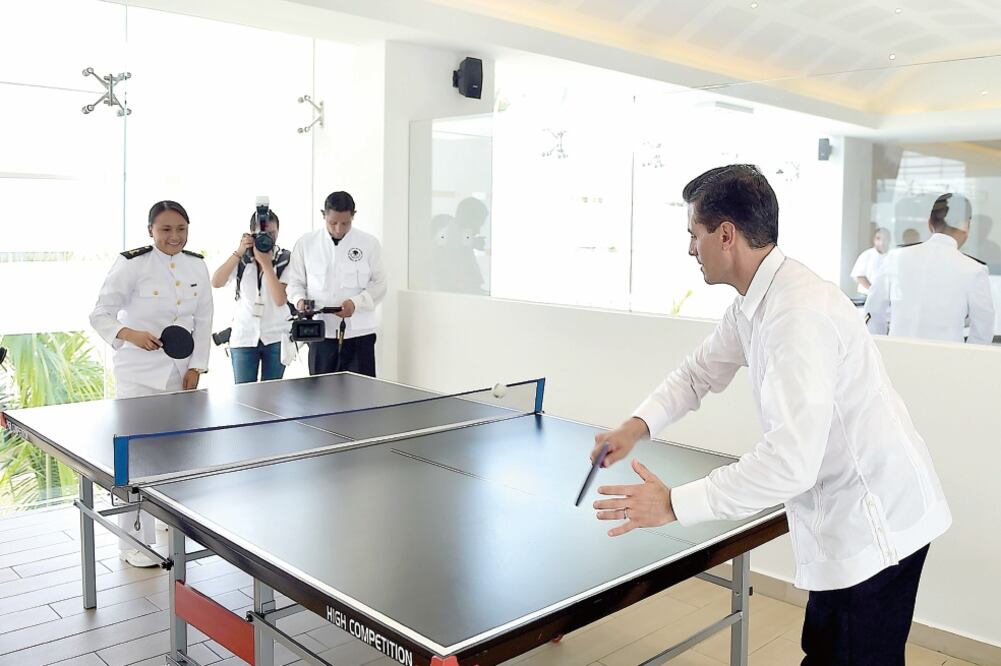 El presidente Enrique Peña Nieto jugó tenis de mesa con marinos egresados de la generación 2011-2016 de la Heroica Escuela Naval Militar. Durante el evento, destacó la importancia que tiene la educación para el progreso del país (PRESIDENCIA)