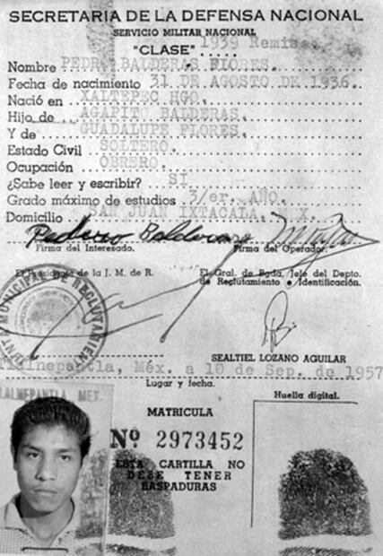 Cartilla Militar, 1957. Aquellos jóvenes que obtuvieron bola negra sólo debían asistir a pláticas de orientación; a los conscriptos en activo se les dio alojamiento, comida, ropa y una gratificación para cubrir gastos en su domingo libre, pues en sus primeras etapas, la capacitación duraba toda la semana. Foto: Mediateca INAH.