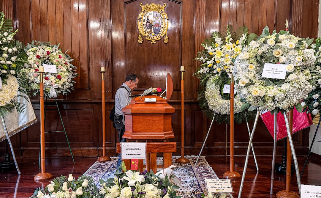 Una persona en la velación del escritor peruano Alfredo Bryce Echenique. Foto: EFE/ John Reyes Mejia.