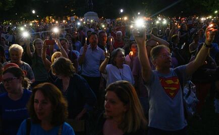 “Todos aquí somos americanos”, dicen en vigilia colectiva contra redada de Trump 