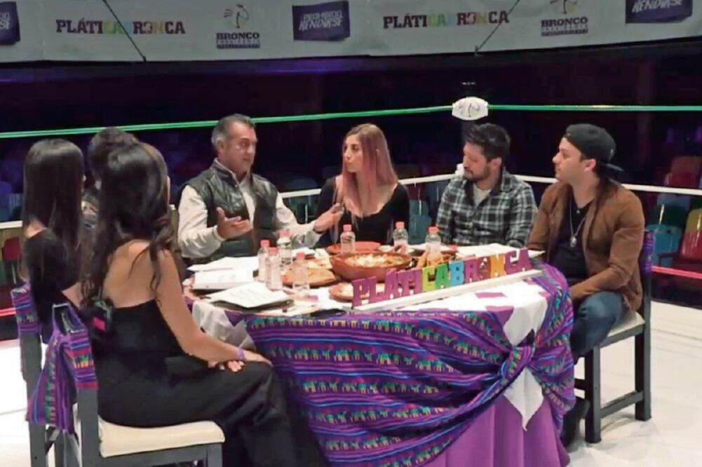 "El Bronco" se reunió con youtubers e influencers en la Arena Coliseo para contestar preguntas en una dinámica que denominó #PlátiCaBronca. Foto: TOMADA DE FACEBOOK