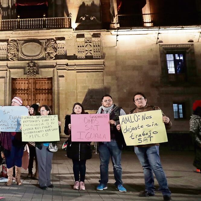 Reclaman al Presidente. Los ex empleados del SAT se manifestaron afuera del Palacio Nacional en contra del presidente López Obrador, debido a su situación. Foto: IVÁN STEPHENS. EL UNIVERSAL