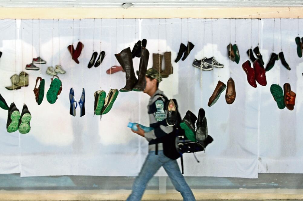 La exposición “Huellas de la memoria” está en la Facultad de Ciencias Políticas de la Universidad Autónoma de Coahuila, en la que hay 70 pares de zapatos, “testigos” de la incansable búsqueda de las familias que perdieron a un ser querido (FRANCISCO R.)