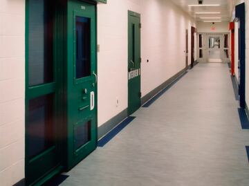 Niños migrantes denuncian golpizas y otros abusos en centro de detención en EU