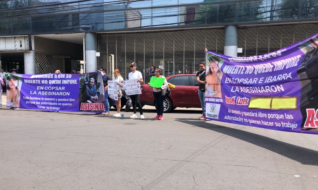 Se registra una manifestación afuera de las salas orales con compañeros de la víctima. FOTO: Kevin Ruiz/ EL UNIVERSAL/