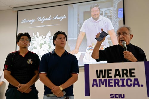 "Es un momento difícil para ser estadounidense", dice hijo de mexicano asesinado por ICE; familia de Lorenzo Salgado le rinde homenaje