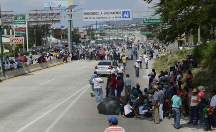 Maestros bloquean la Autopista del Sol