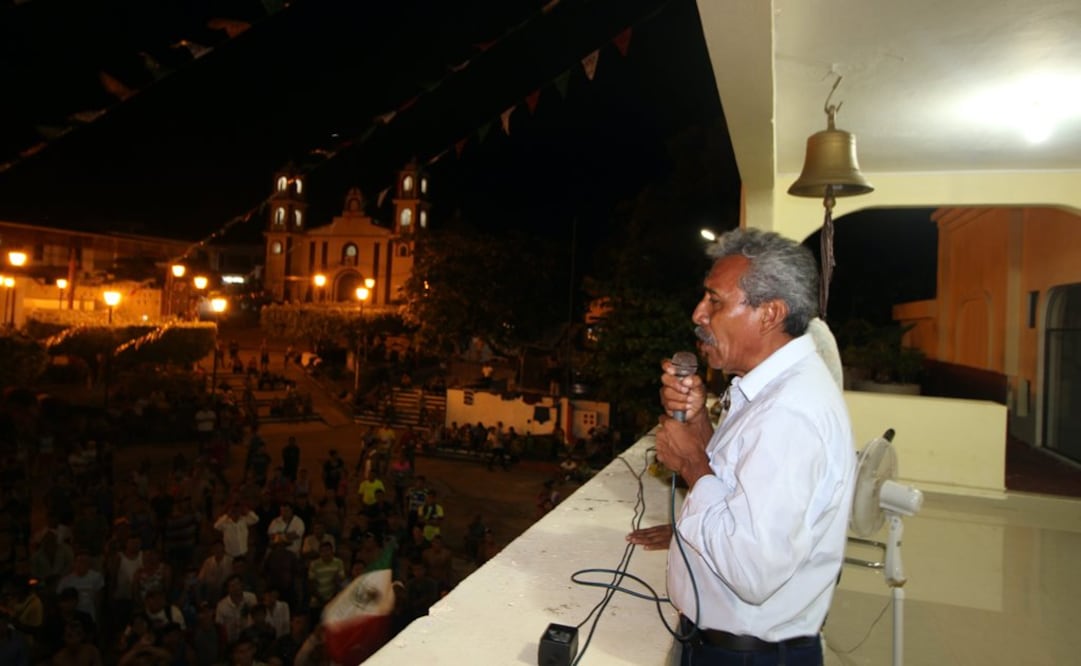 El alcalde de Pijijiapan, Héctor Meneses Marcelino, en su mensaje a los centroamericanos desde el balcón de la presidencia municipal. Foto: Especial