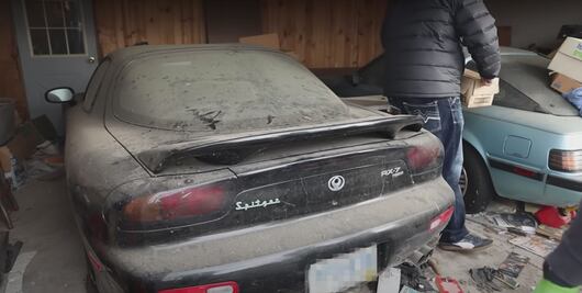 Este Mazda abandonado está casi nuevo; su dueño lo encontró años después