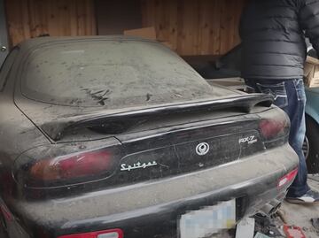 Este Mazda abandonado está casi nuevo; su dueño lo encontró años después
