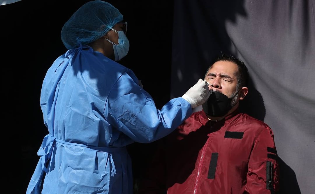 Angel Solis acudió al centro de salud T-III a realizarse prueba covid ya que han tenido síntomas y quieren estar tranquilos en la cena de navidad. Foto: Carlos Mejía / El Universal