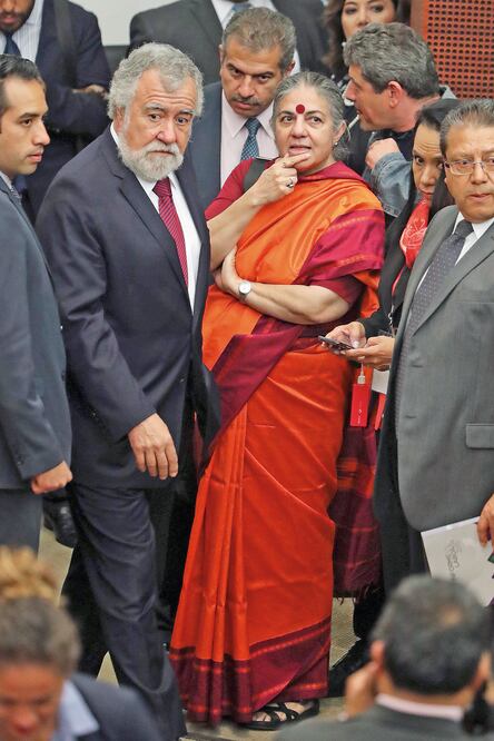 El senador Alejandro Encinas, durante la visita de la Premio Nobel Alternativo 1993, Vandana Shiva, al Senado de la república (LUCÍA GODÍNEZ. EL UNIVERSAL)