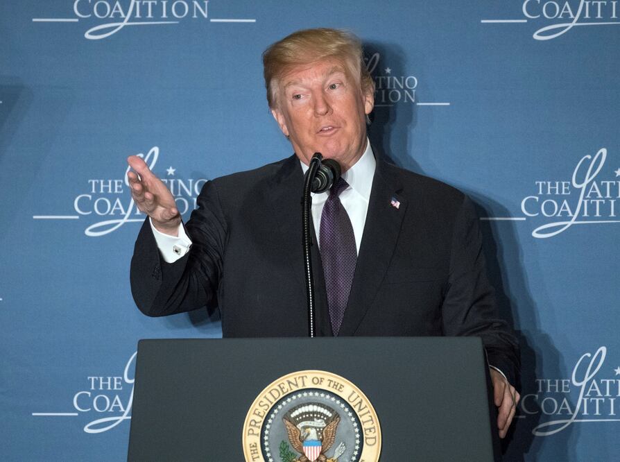 Trump asegura que muchos latinos están haciendo a EU "grande otra vez"