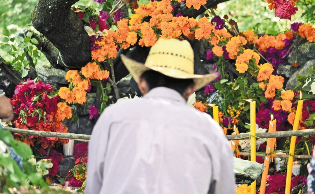 Flores, velas, aguardiente y promesas fueron parte de los presentes que le llevaron a su deidad