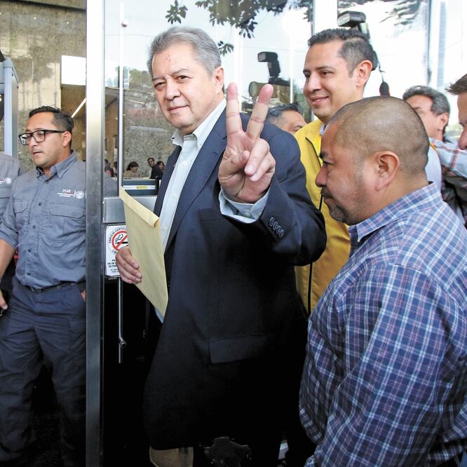 Jaime Martínez Veloz (tercero de izq. a der.) llegó a las oficinas de la Fiscalía General de la República (FGR) acompañado de integrantes de la dirigencia temporal del PRD. CARLOS MEJÍA. EL UNIVERSAL
