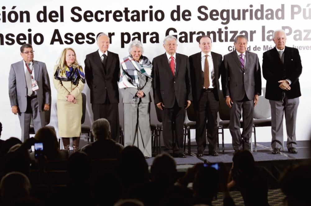 Andrés Manuel López Obrador, precandidato de Morena a la Presidencia de México, presentó ayer al que, de ganar, será su secretario de Seguridad Pública y a cinco personas más que integrarán su Consejo Asesor para Garantizar la Paz. (IVÁN STEPHENS. EL UNI)