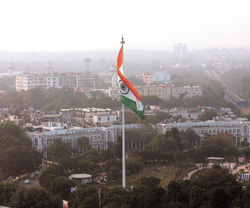La ciudad de Nueva Delhi, opacada por una nube de contaminación que llevó a las autoridades a restringir la circulación vial. EFE