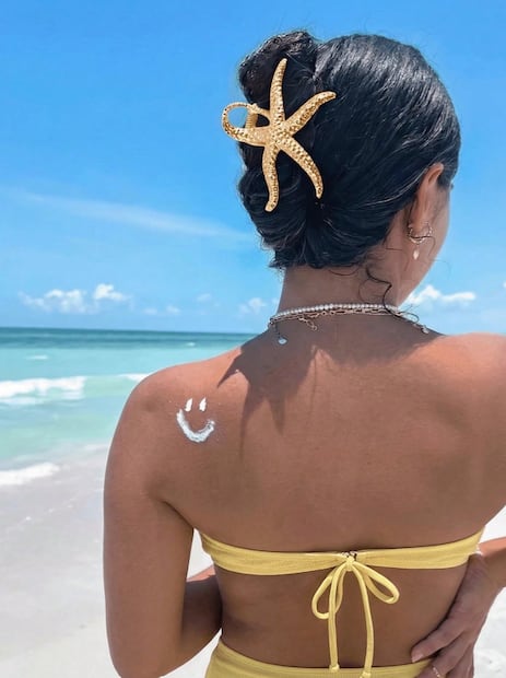 Pinza metálica con temática playera para las vacaciones de verano. Foto: SHEIN