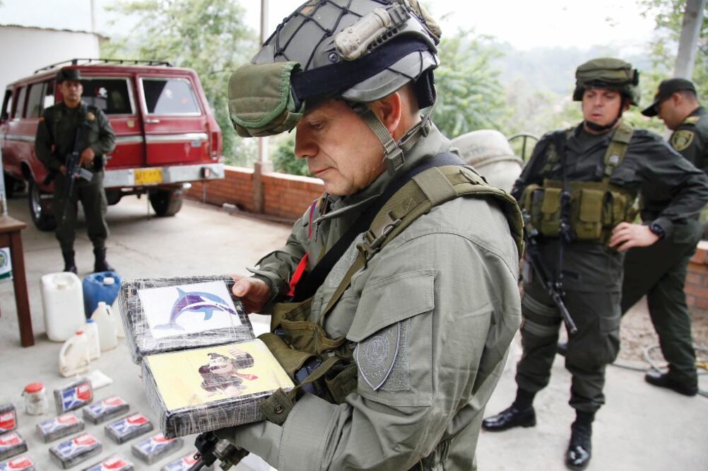 Un oficial colombiano muestra paquetes de cocaína confiscados ayer en Chinacota, en la frontera con Venezuela, una zona porosa al tránsito de droga (FERNANDO VERGARA. AP)