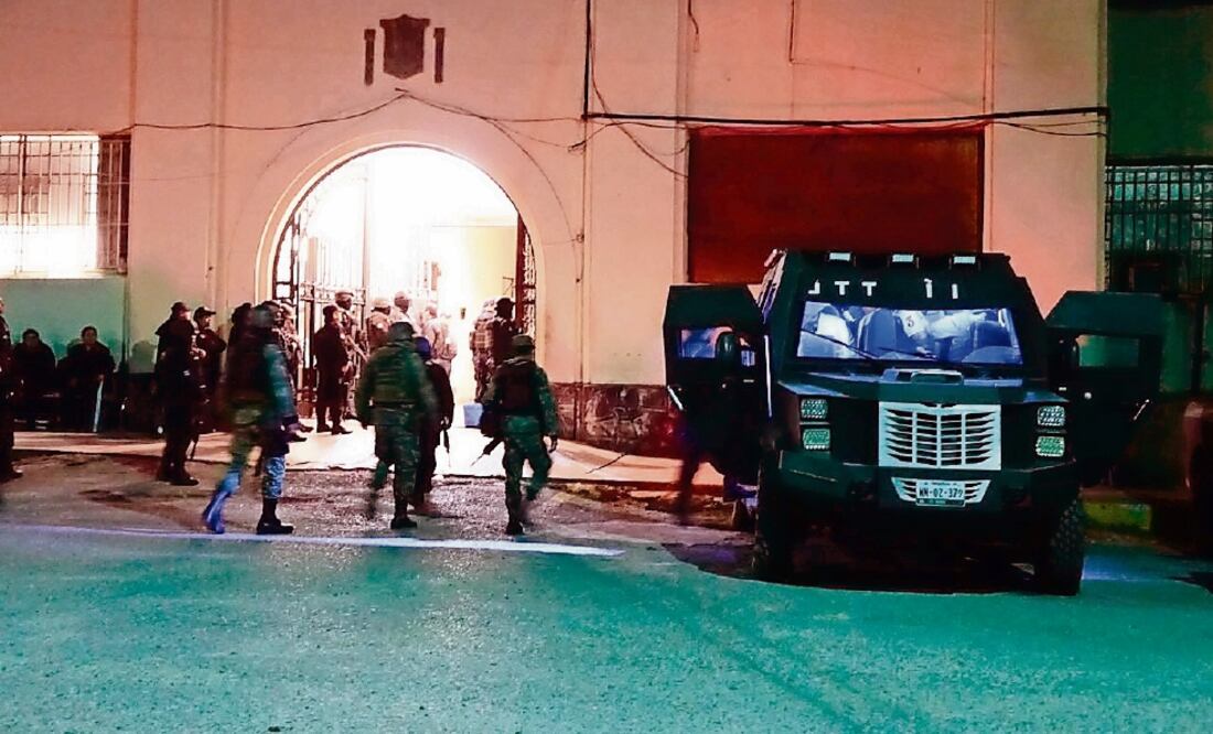 La operación se realizó del Centro de Ejecución de Sanciones de Ciudad Victoria a un reclusorio federal. Es el primer traslado de reclusos que registra la gestión de Francisco García Cabeza de Vaca. (CORTESÍA GRUPO DE COORDINACIÓN TAMAULIPAS)