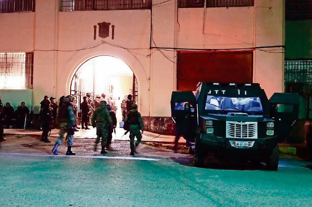 La operación se realizó del Centro de Ejecución de Sanciones de Ciudad Victoria a un reclusorio federal. Es el primer traslado de reclusos que registra la gestión de Francisco García Cabeza de Vaca. (CORTESÍA GRUPO DE COORDINACIÓN TAMAULIPAS)