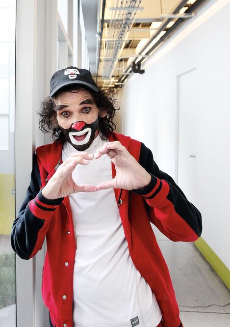 El payasito de la tv recién se reincorporó al programa de Raquel y Daniel haciendo la misma rutina de siempre (CADRIAN HERNANDEZ. EL UNIVERSAL)