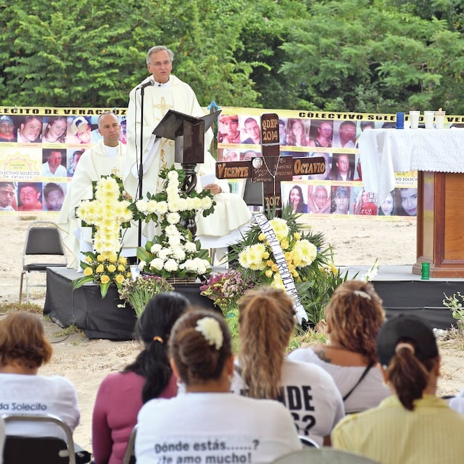 La misa por los cuerpos encontrados fue oficiada por el obispo de Veracruz, Felipe Gallardo Martín del Campo; al sitio asistieron familiares de los fallecidos e integrantes del Colectivo Solecito. (PATRICIA MORALES. EL UNIVERSAL)