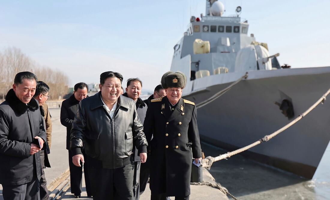El líder de Corea del Norte, Kim Jong-un (centro), visita un puerto en Nampho. Foto: AP