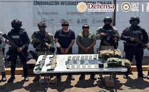 Detienen al "Güero Pink", jefe regional que opera al sur de Sinaloa, junto al exdirector de Seguridad Pública y Tránsito Municipal de Escuinapa (26/06/2026). Foto: Especial