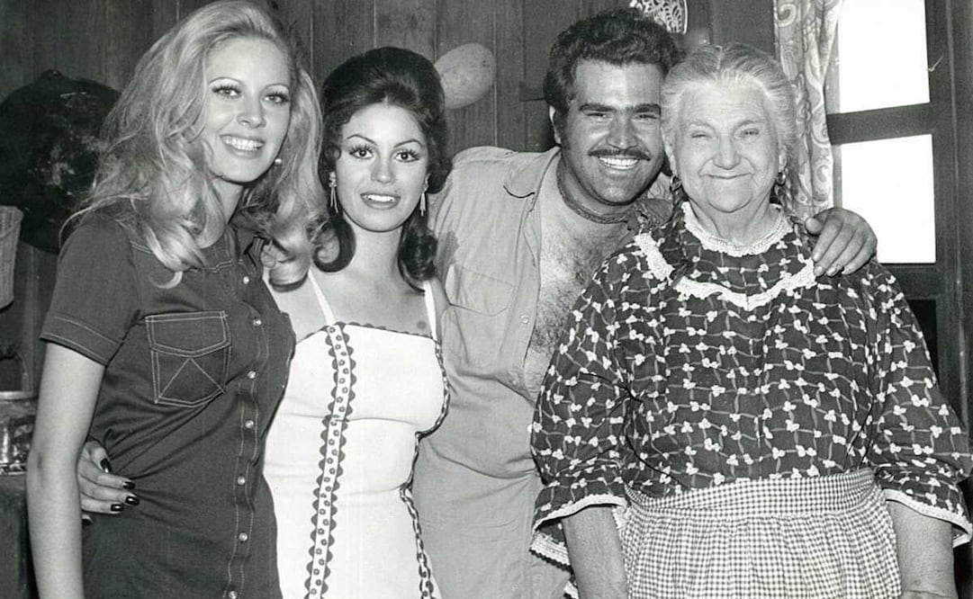 Vicente Fernández en un set de filamción, junto a Sara García, "la abuelita de México". Foto: Archivo El Universal