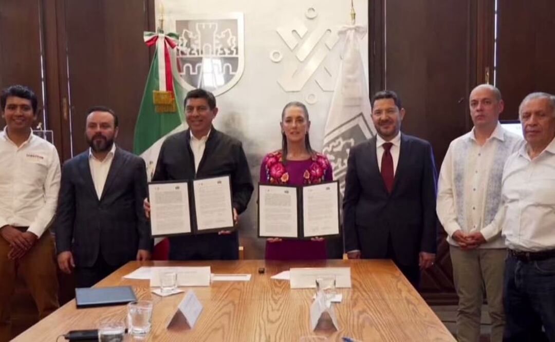 Firma de convenio para la digitalización de documentos en Oaxaca. Foto: Especial