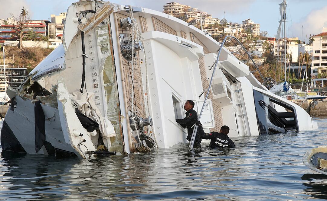 Elementos del grupo Zorros , de la Policía de la Ciudad de México, trabajaban ayer en la búsqueda de personas desaparecidas en la costa. Foto: Valente Rosas / El Universal