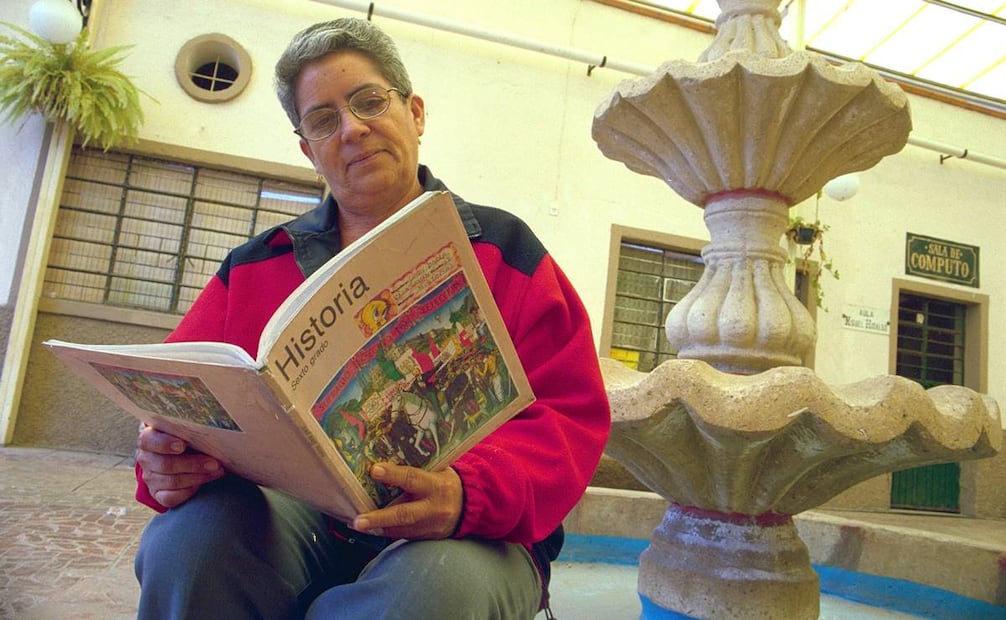 En una entrevista publicada en EL UNIVERSAL en el 2004, María Isabel Cárdenas Ruiz, quien recibió el primer libro de texto gratuito producido por el Estado mexicano, relató que no concluyó la primaria porque las maestras le pegaban. Foto: Eduardo Morales/Archivo EL UNIVERSAL.