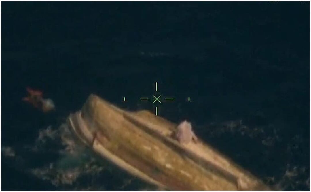 Elementos de la Secretaría de Marina rescataron a un pescador yucateco de una de las embarcaciones perdidas tras el paso del huracán "Milton" (10/10/2024). Foto: Especial