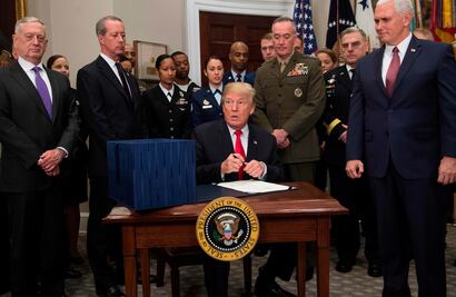 Trump firma presupuesto militar 2018 con más fondos para Afganistán y Siria