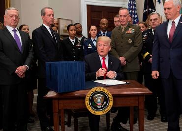 Trump firma presupuesto militar 2018 con más fondos para Afganistán y Siria