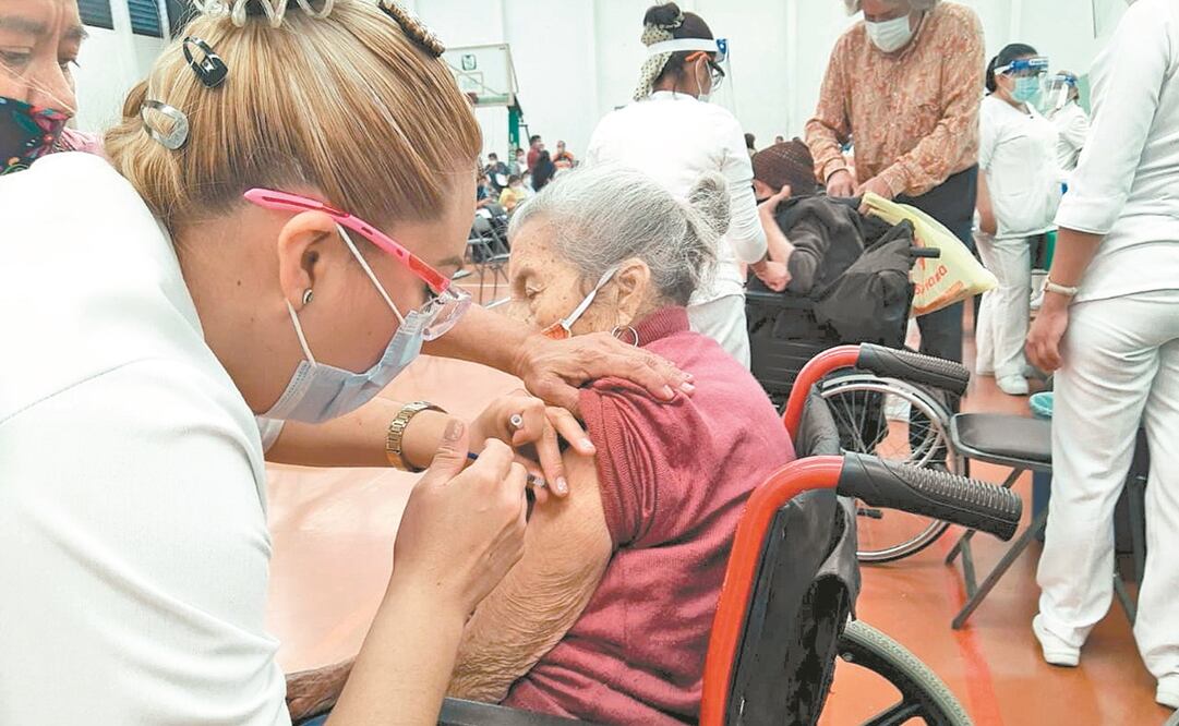Los adultos mayores con alguna discapacidad, en sillas de ruedas o con andadera recibieron atención prioritaria en la vacunación. Foto: ESPECIAL