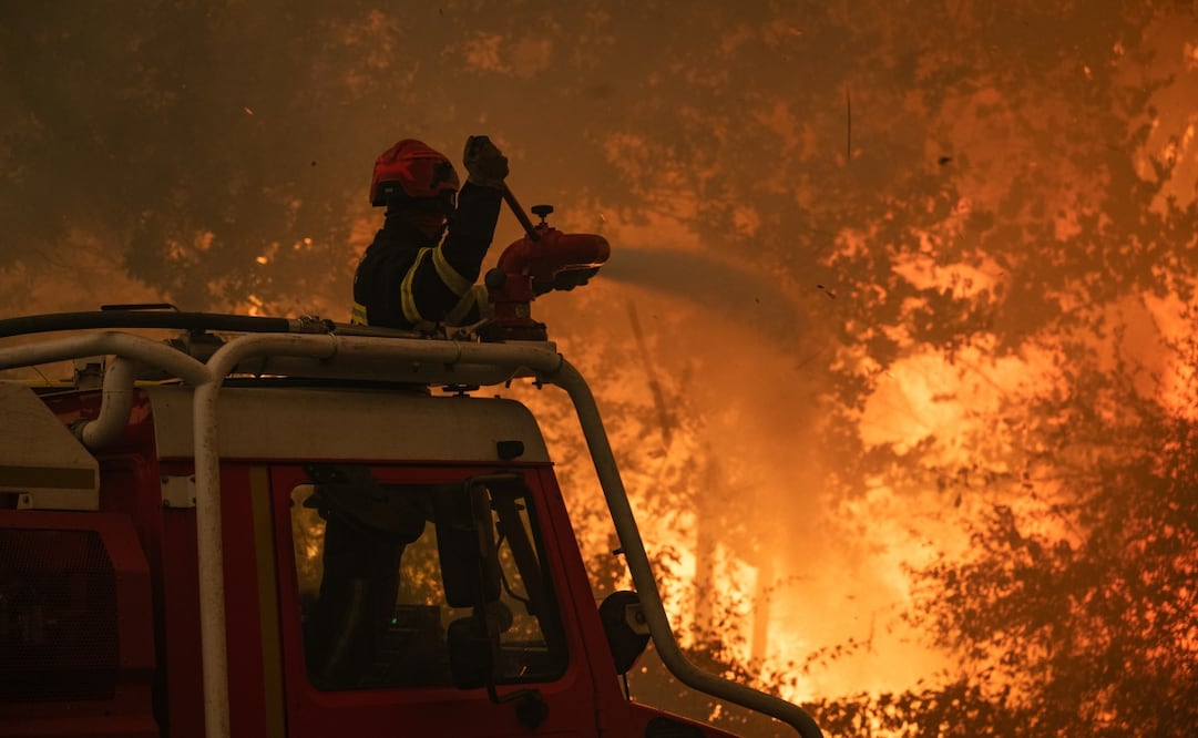 Bomberos franceses trabajan para contener las llamas que afectan áreas boscosas de Lege-Cap-Ferret, una de las zonas evacuadas por los incendios (25/07/2026). Foto: EFE