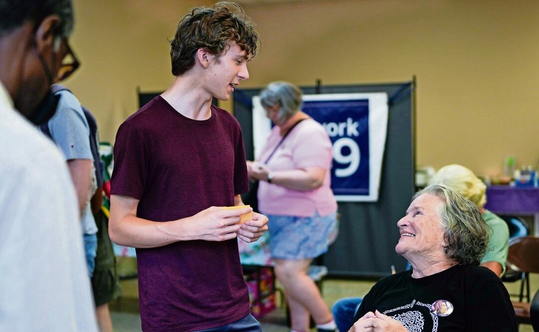 Katy Hogan (der.), organizadora de Operation Swing State, habla en Chicago con Elijah Jackson, voluntario de 17 años, en una reunión de quienes harán campaña por la vicepresidenta Kamala Harris en Michigan y Wisconsin. Foto: Erin Hooley | AP