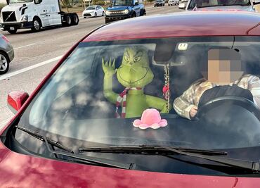 "El Grinch no es un copiloto". Detienen y multan a conductor por llevar muñeco inflable como "pasajero" en Arizona
